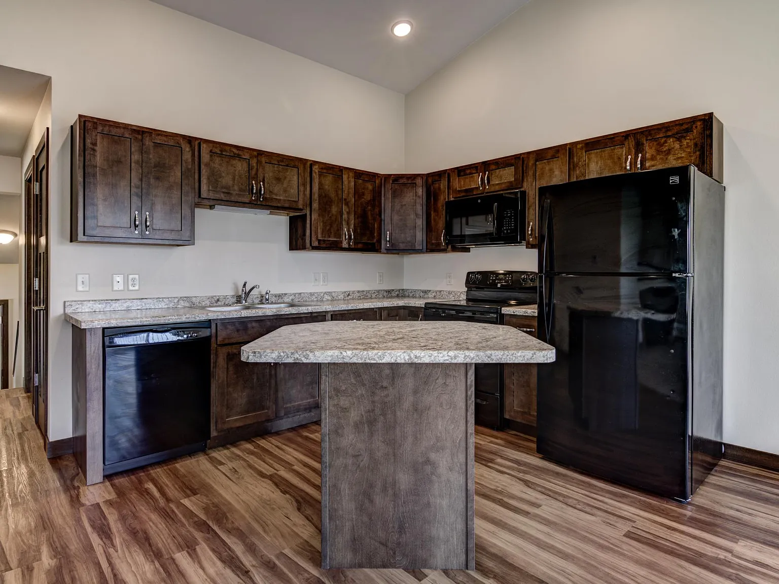 3 bed, 1040 sqft, $1,695 — Photo 4