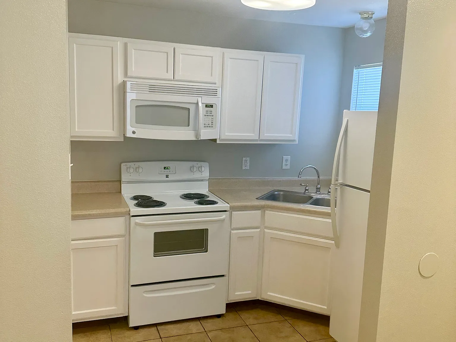 768 Avondale Ave — Photo 3