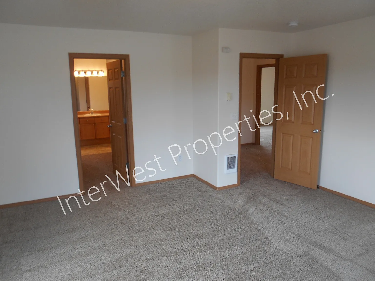 3 bed, 2.5 bath, 1820 sqft, $2,595 — Photo 2