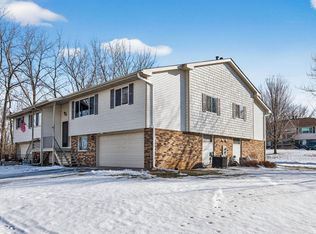 6830 Sandlewood Rd, Woodbury, MN 55125