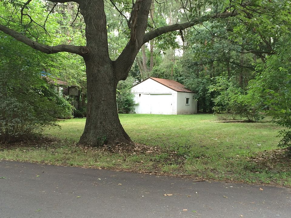 2nd image of 3879 Maple St