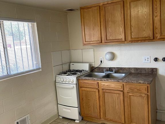 3rd image of 221 Vermont St NE
