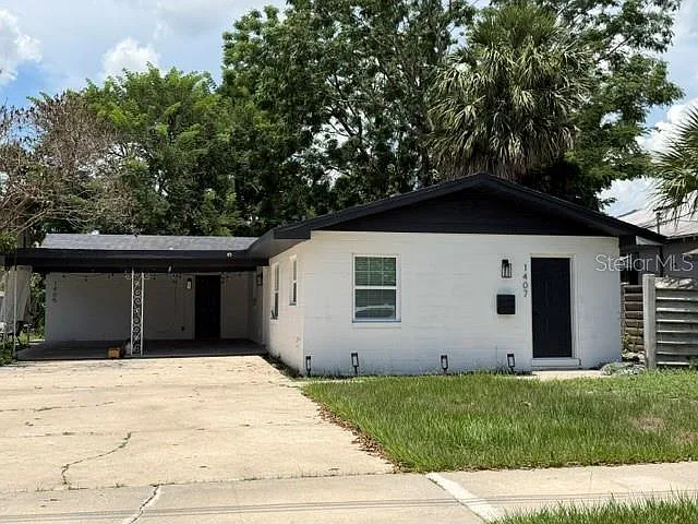 1405 Park Lake St — Photo 1