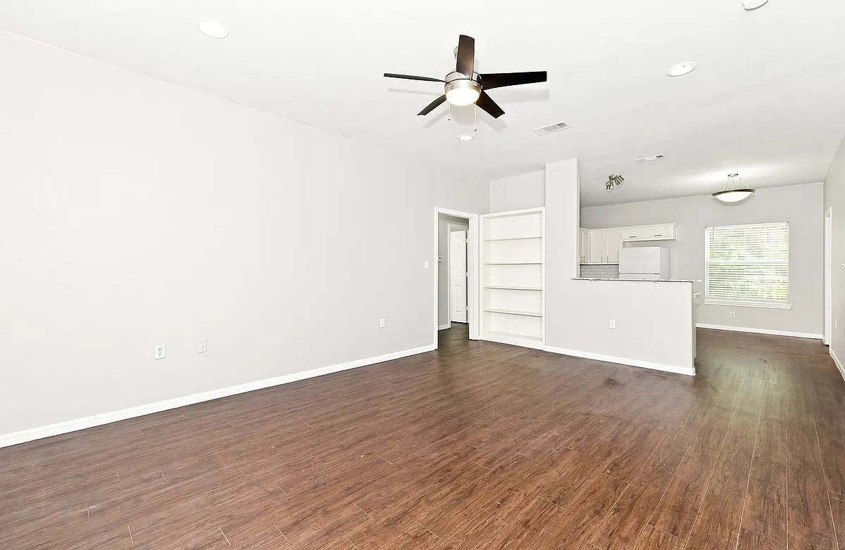 Bear Gardens - 1521 Bagby Unit J — Photo 4