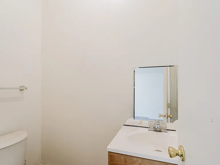 9540 Debra Ave — Photo 43