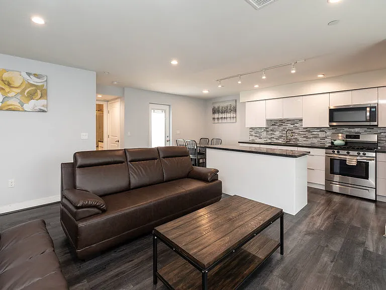 2651 S Hobart Blvd — Photo 12