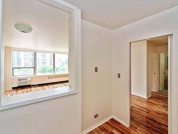 4th image of 1460 Sandburg St #703