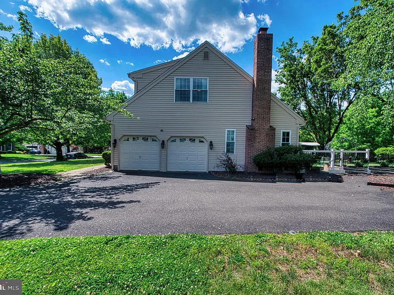 139 Mallard Dr W — Photo 40