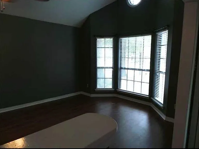 859 Wesley Ave — Photo 2