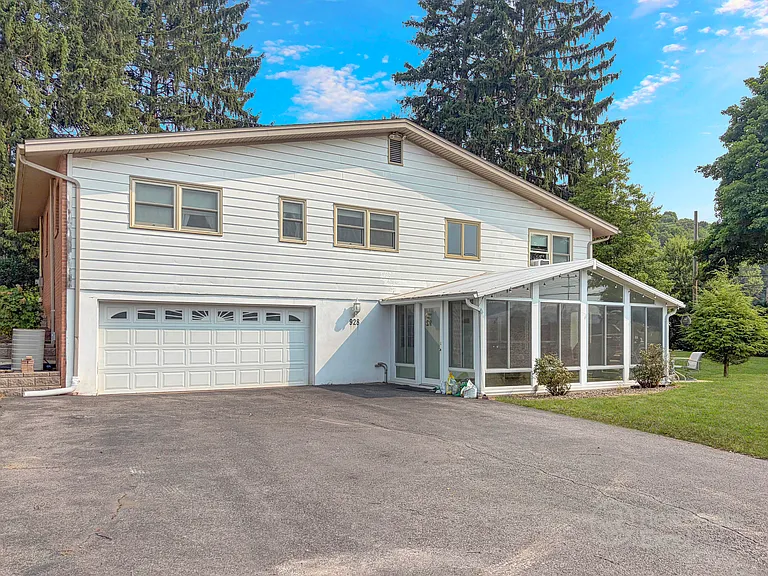 928 Grampian Blvd — Photo 8