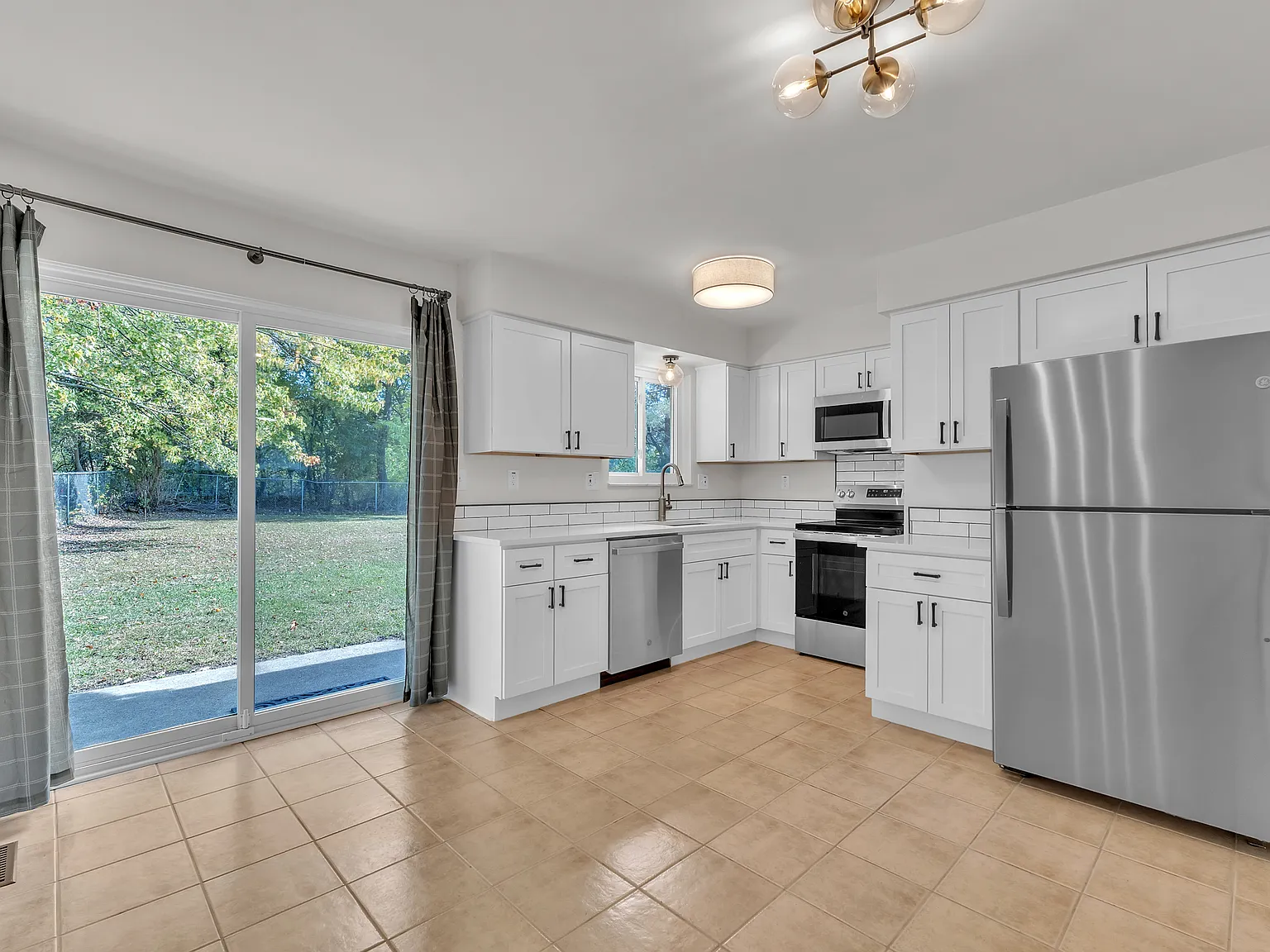 2 bed, 910 sqft, $1,600 — Photo 3