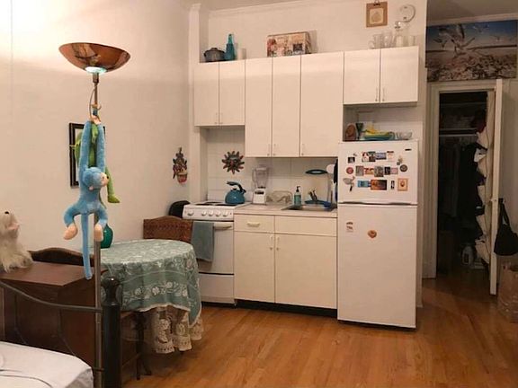 3rd image of 200 W 70th St APT 16L2