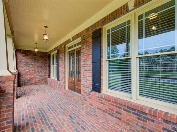 553 Hunting Hills Dr, Braselton, GA 30517