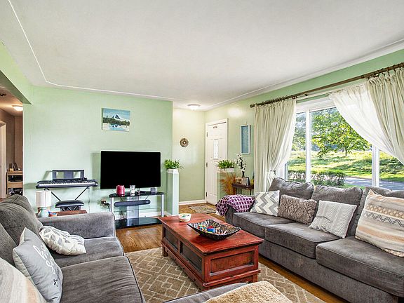 3rd image of 403 East Dr