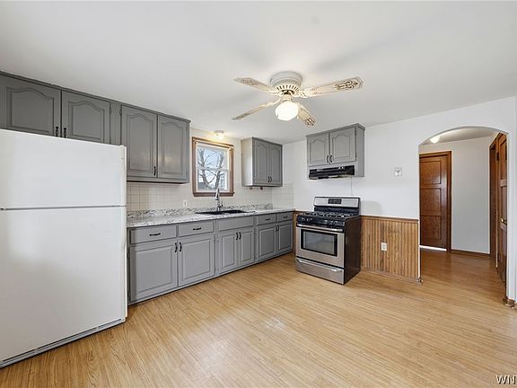 2nd image of 795 Mineral Springs Rd