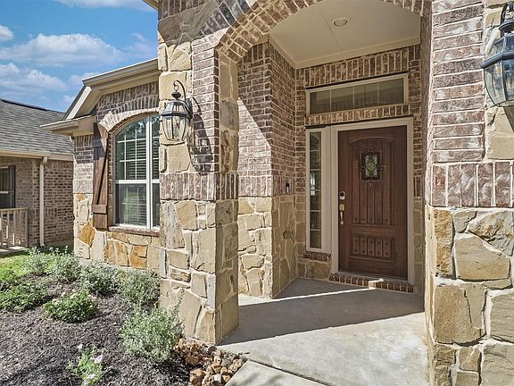 4th image of 637 Maple Point Dr E