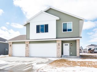 215 6th St E, Horace, ND 58047