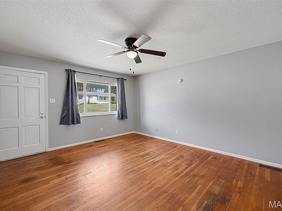 3rd image of 4922 Rose Blossom Ln