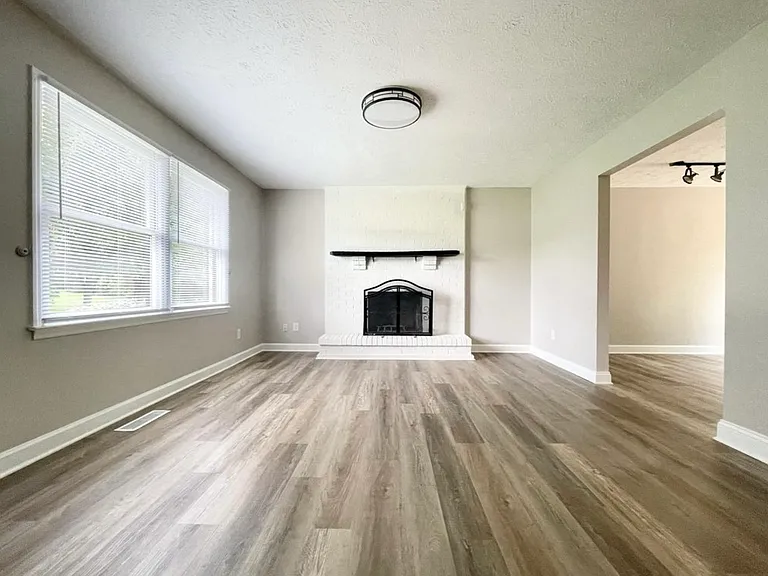 2236 Mercer Dr — Photo 2