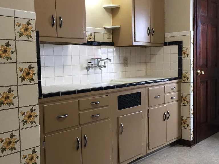 Lovely original kitchen with all the funky decor!
