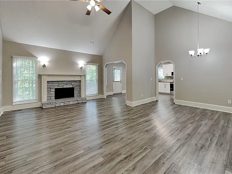 755 Abbington Ln — Photo 3