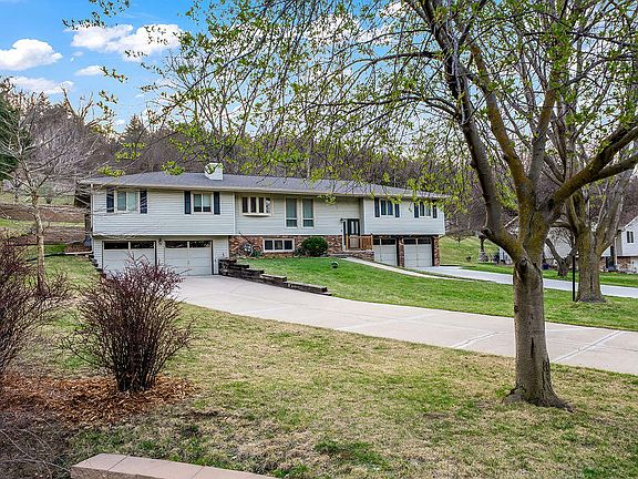 3rd image of 22742 Linden Rd W