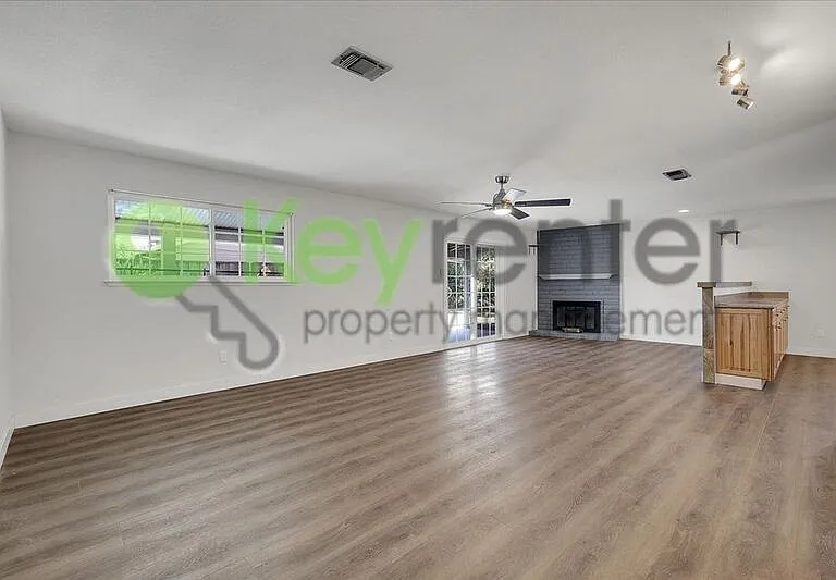 6140 Pinecreek Way — Photo 2