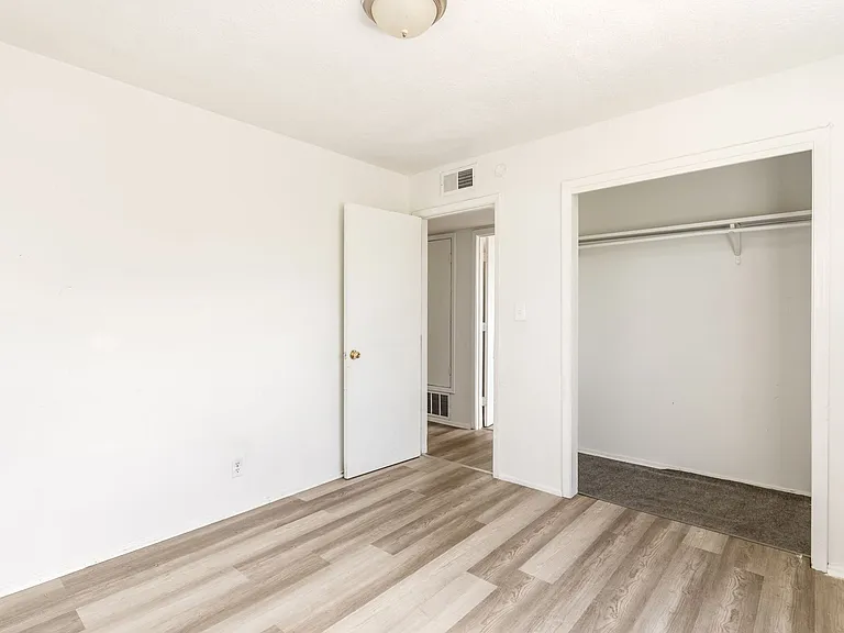 524 Vermont St NE #D — Photo 9