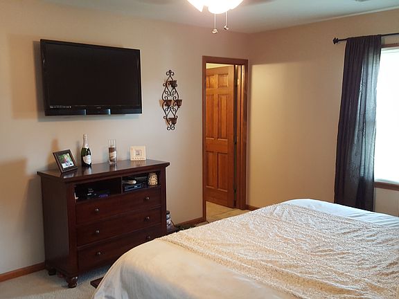 Master bed w/ Ensuite