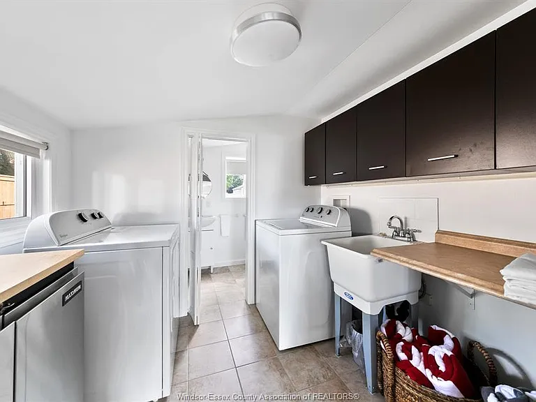 864 Lawrence Dr — Photo 17