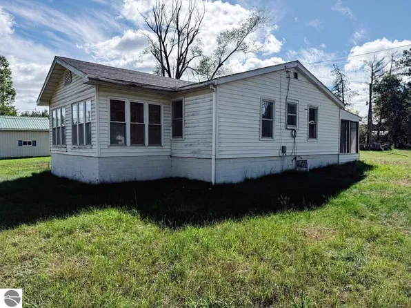 1650 W Washington Rd, Farwell, MI 48622