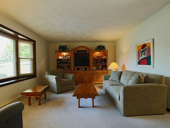 4th image of 2658 Applewood Ln NE