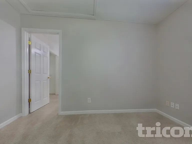945 Schofield Ln — Photo 15