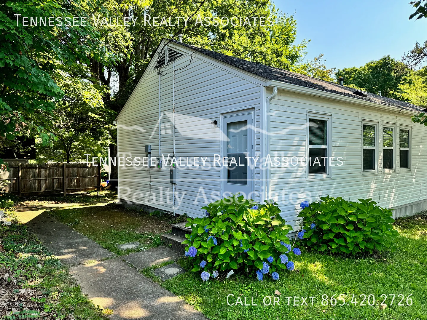 Charming 2-Bedroom Apartment in Scenic Oak Ridge, TN — Photo 1