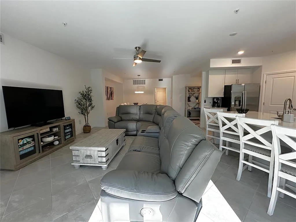 3 bed, 2.0 bath, 1741 sqft, $4,200 — Photo 4