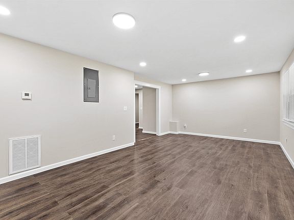 5th image of 3209 Elm St