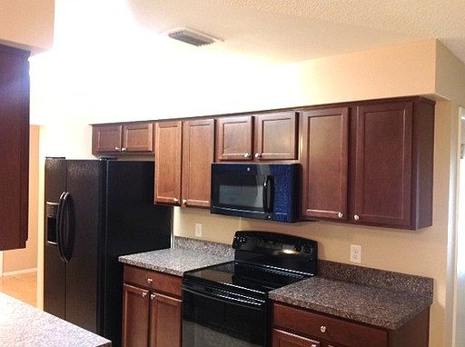 3rd image of 914 Bishop Dr