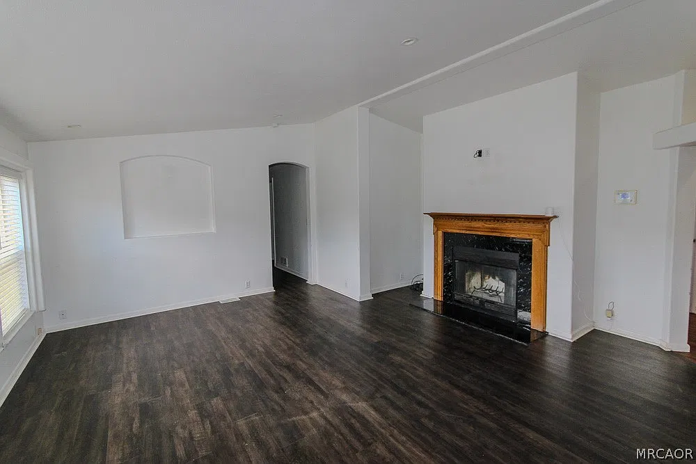 3 bed, 2.0 bath, 1592 sqft, $2,000 — Photo 2