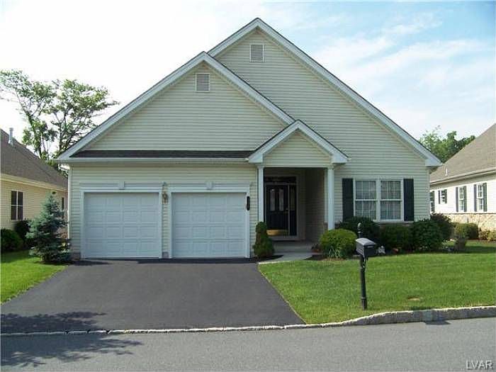 1st image of 136 Glenmoor Cir S