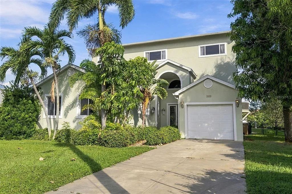4 bed, 2.0 bath, 3308 sqft, $9,500 — Photo 1