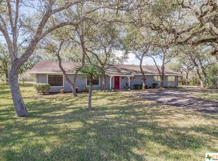 2 Love Dr, Goliad, TX 77963