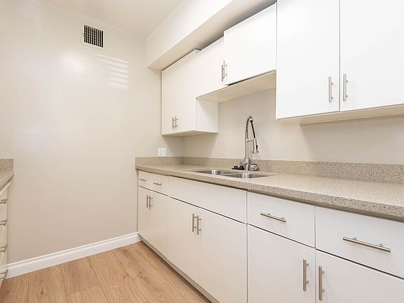 4th image of 200-206 W Maple St #200A