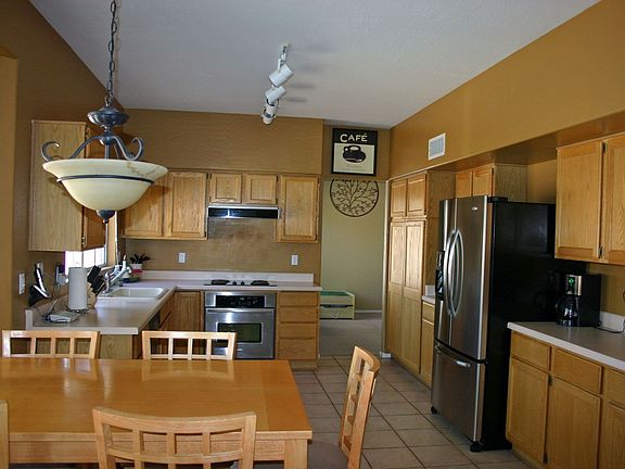 Kitchen & eat-in dining room