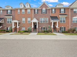 47713 Hillcrest Dr, Northville, MI 48168