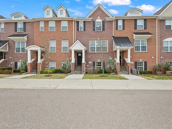 47713 Hillcrest Dr, Northville, MI 48168