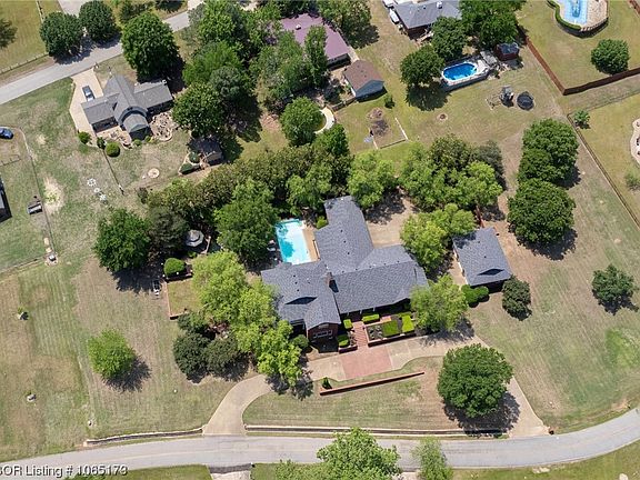 5th image of 2615 Edgewater Dr