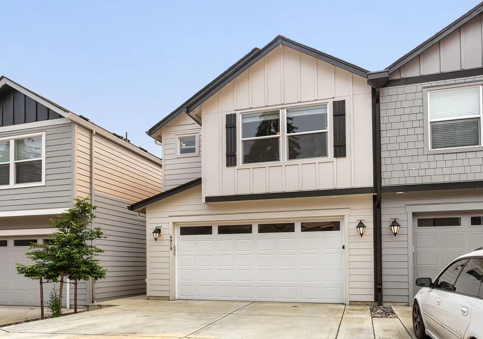 Modern 4-Bedroom 2.5 bath Townhome in Lincoln Neighborhood — Photo 1