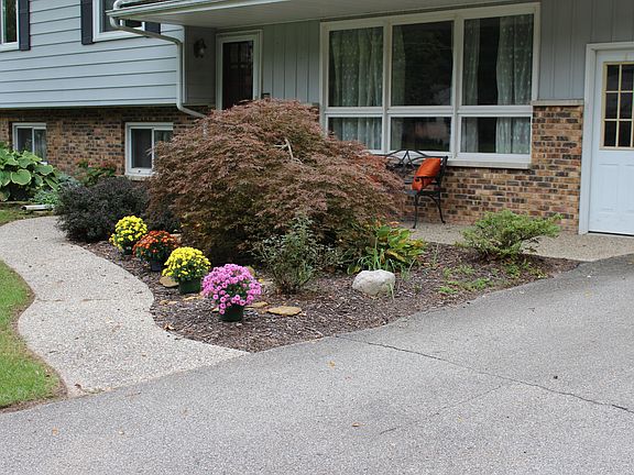 4th image of 838 Geneva Dr