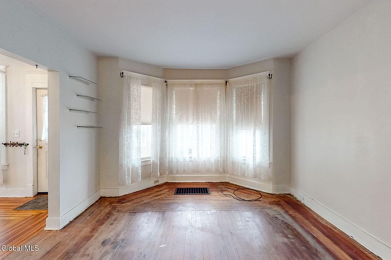 3rd image of 10 Catalpa Drive