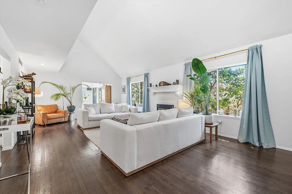 Charming 3-Bedroom Retreat — Photo 3